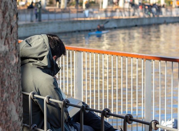 chico en el parque del retiro